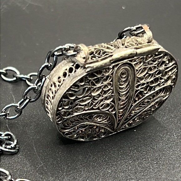 Adorable vintage filigree purse necklace - Picture 4 of 7